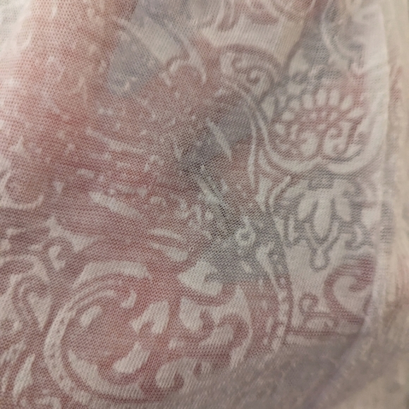 ❤️Lucy & Laurel Sheer White Twist Front Top w/ Paisley Design - Picture 7 of 7